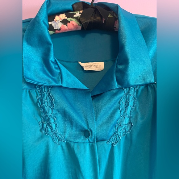 Vintage Vanity Fair Nightgown and robe set in a beautiful teal blue colour - Picture 5 of 16